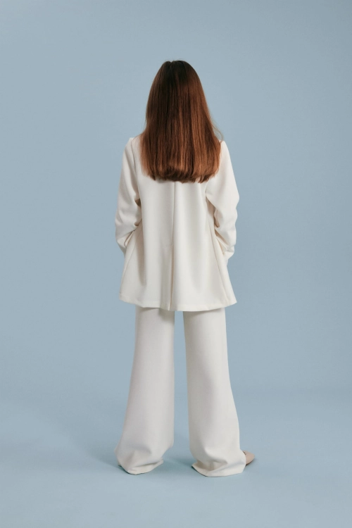 Vanessa girl’s suit, elegant girl’s formal suit, premium girl’s outfit, children’s special occasion clothing, communion suit for girls, wedding outfit for girls, European-made kids’ fashion, stylish kids’ formalwear, cream white girl’s suit
