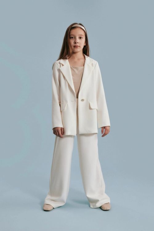 Vanessa girl’s suit, elegant girl’s formal suit, premium girl’s outfit, children’s special occasion clothing, communion suit for girls, wedding outfit for girls, European-made kids’ fashion, stylish kids’ formalwear, cream white girl’s suit